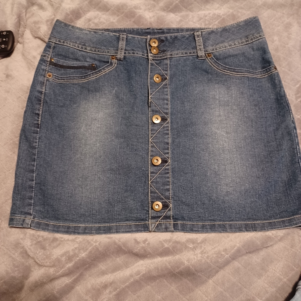 Super cute women's skirt/skirt situation.